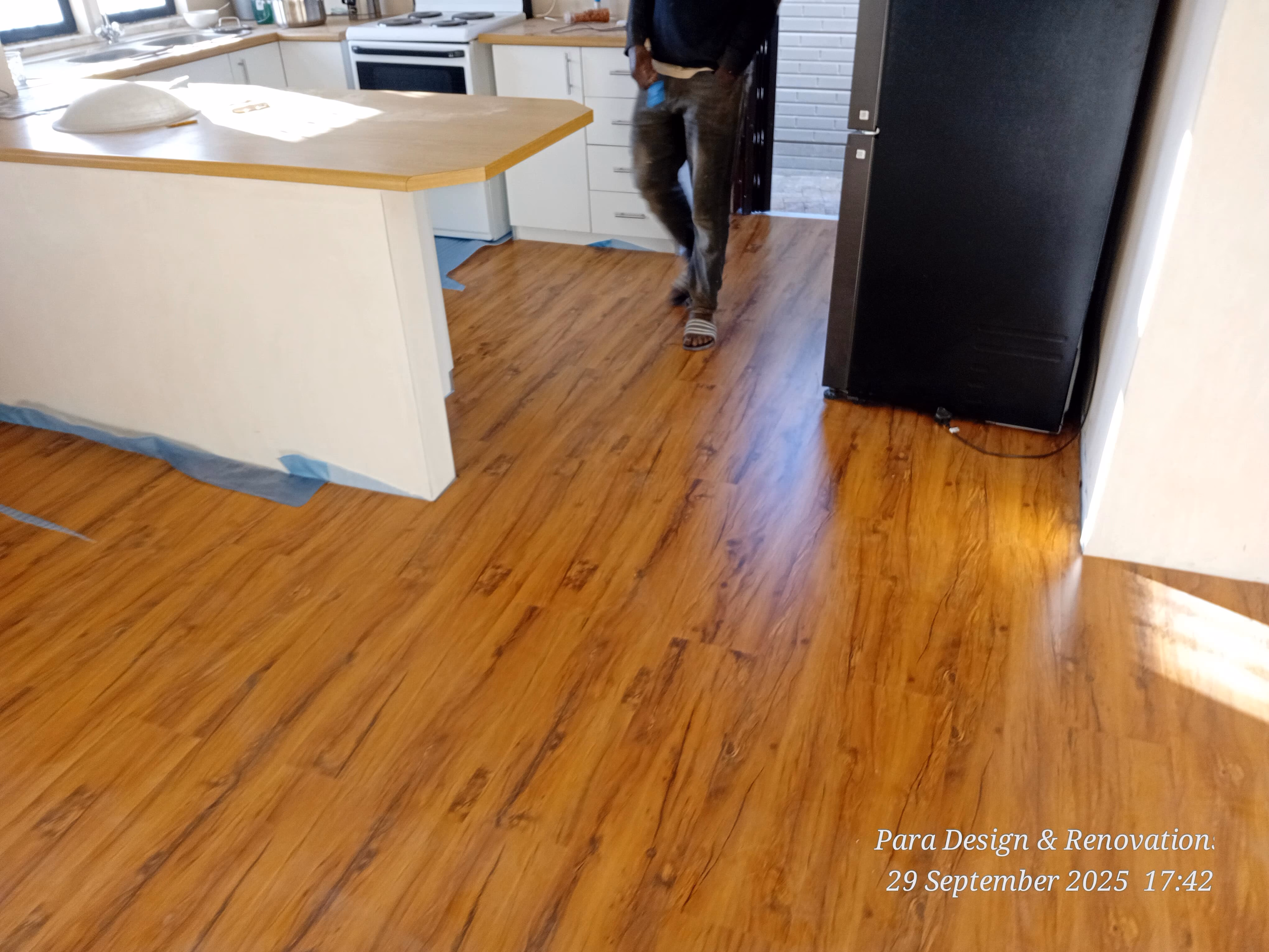 Floor tiling with professional leveling