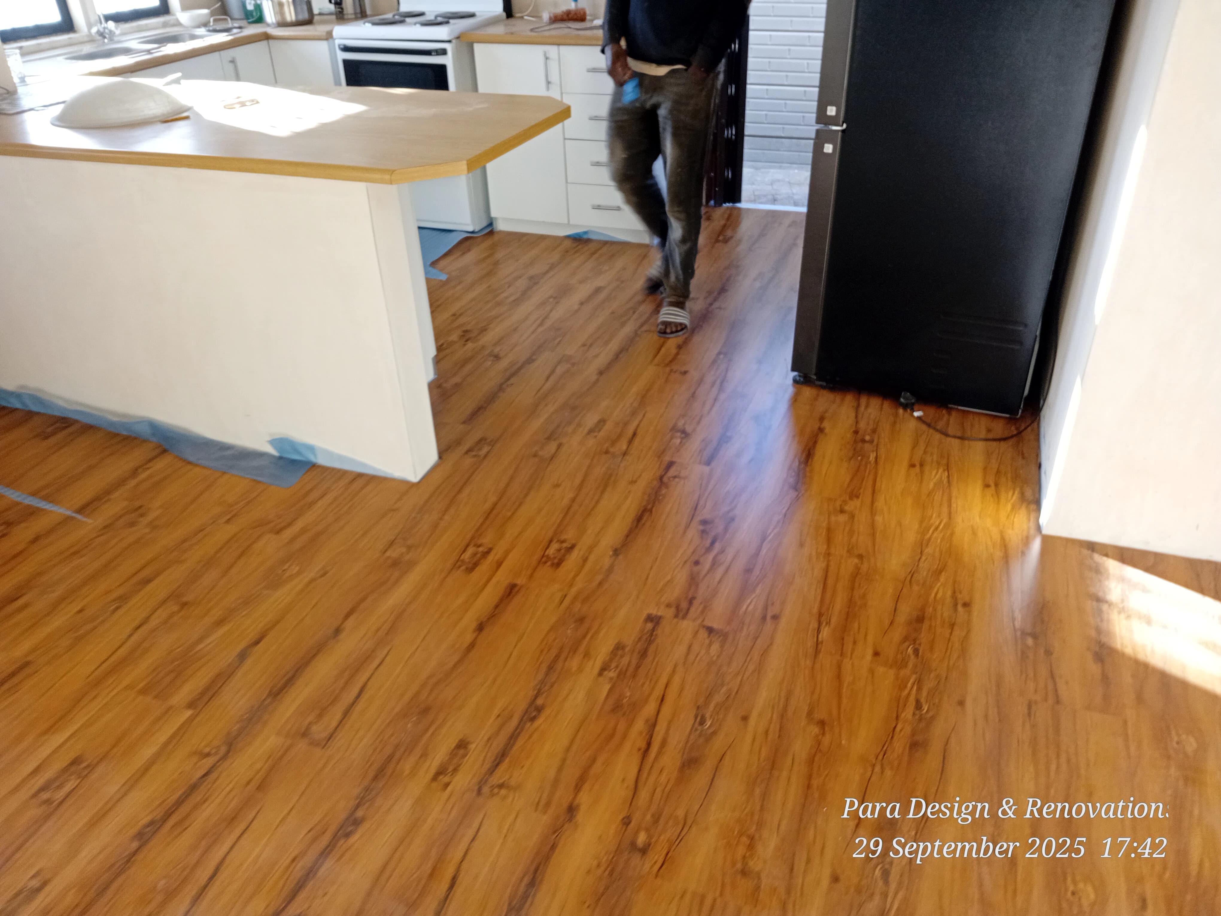 Floor tiling with professional leveling